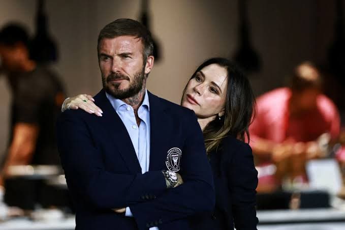 Eis-jogador futeból David Beckham Tama Iha Grupu "Eis-Atleta Bilionáriu"
